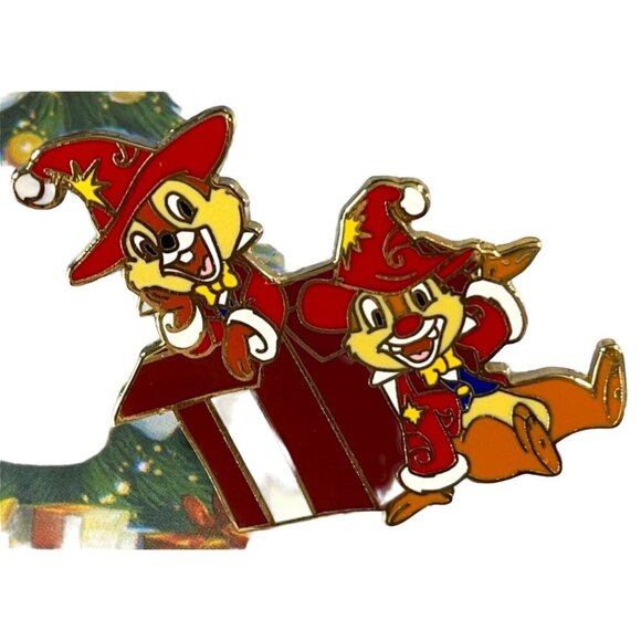 Disneyland Chip Dale Trading Pin Santa Chipmunk Christmas Present Badge Brooch - Picture 1 of 5